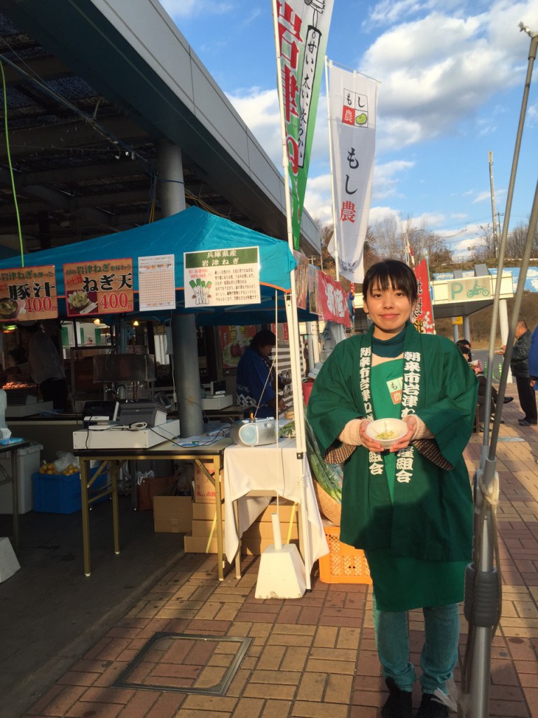 今回も岩津ねぎの天ぷらは人気でした。サービスエリアという場所がらか、ねぎを買って帰られる方は予想より少なめでした(^_^;)